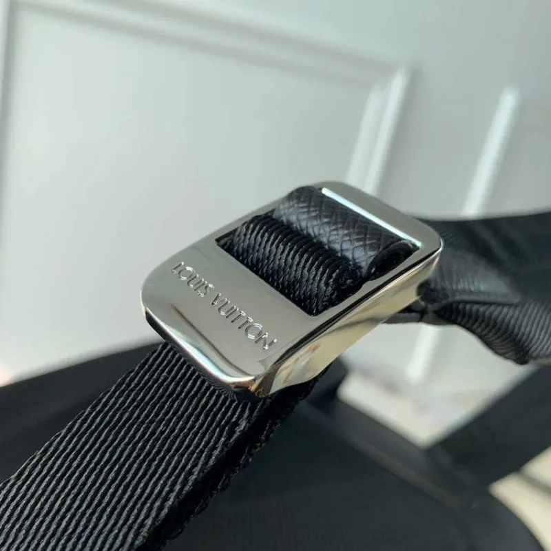 LV M30857 Louis Vuitton Adrian Batoh Černý