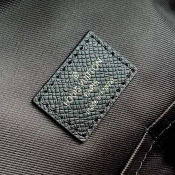 LV M30857 Louis Vuitton Adrian Batoh Černý