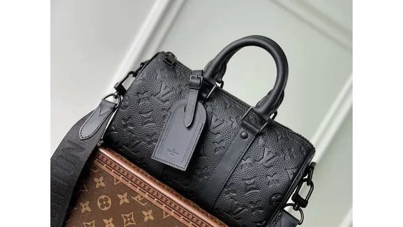 Louis Vuitton Keepall Bandouliere 25 Taurillon Monogram Černá — moderní mini taška pro muže