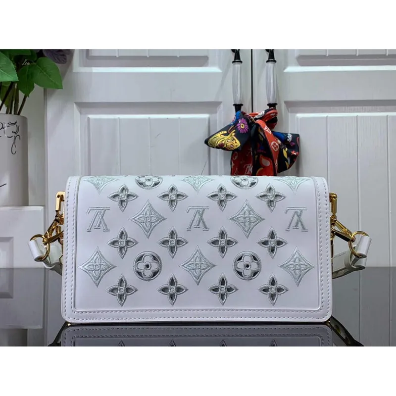 LV M20739 Louis Vuitton Dauphine East West Kabelka Bílá