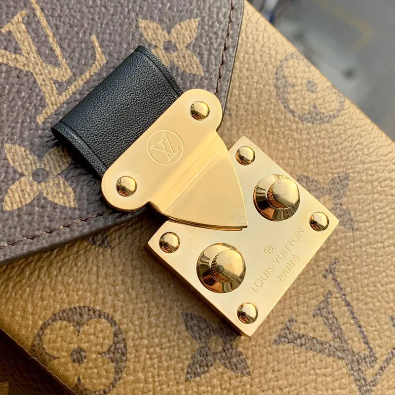 LV M63913 Louis Vuitton Vertikální Trunk Pochette Taška