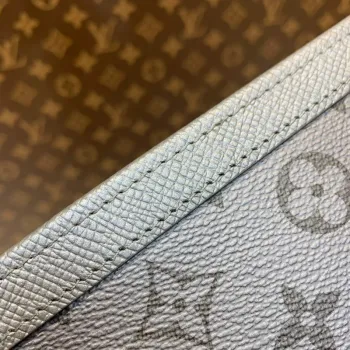 LV M30840 Louis Vuitton Pochette Voyage MM kůže Taiga