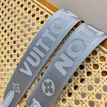 LV M59825 Louis Vuitton Taška Over The Moon Ledový modrý