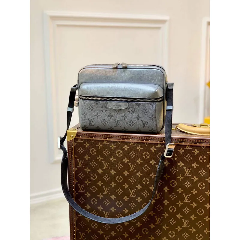 LV M30830 Louis Vuitton Outdoor Messenger Stříbrný