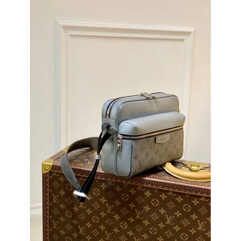 LV M30830 Louis Vuitton Outdoor Messenger Stříbrný