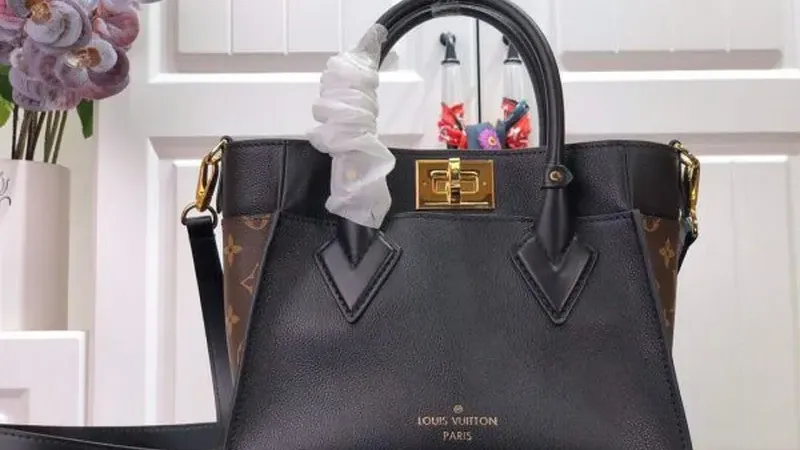 LV M57728 Louis Vuitton On My Side Tote — Black Compact Luxury