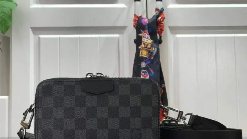 LV N60418 Louis Vuitton Alpha Wearable Wallet N60414 Damier Graphite – styl a funkčnost v jednom