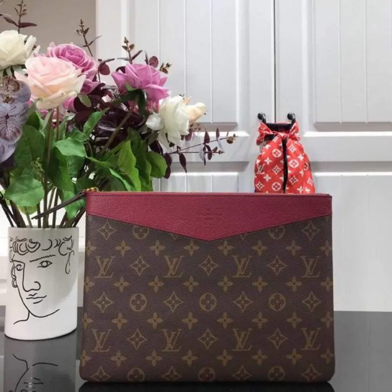 LV M64591 Louis Vuitton Daily Pouch Monogram Canvas Taška M62942 Vínově červená