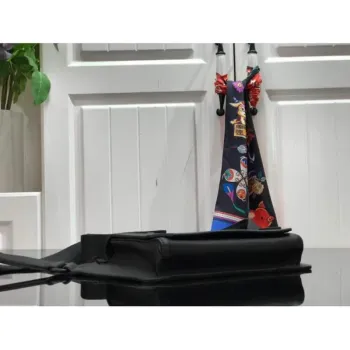 LV M57081 Louis Vuitton Sling Bag Černá zrnitá telecí kůže