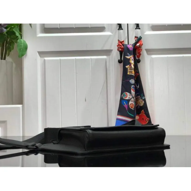 LV M57081 Louis Vuitton Sling Bag Černá zrnitá telecí kůže