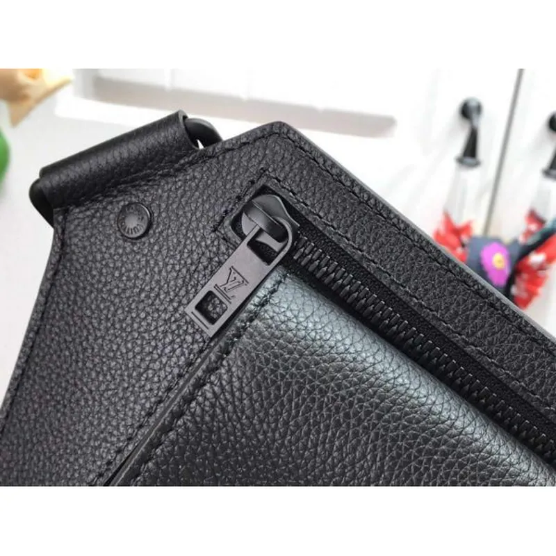 LV M57081 Louis Vuitton Sling Bag Černá zrnitá telecí kůže
