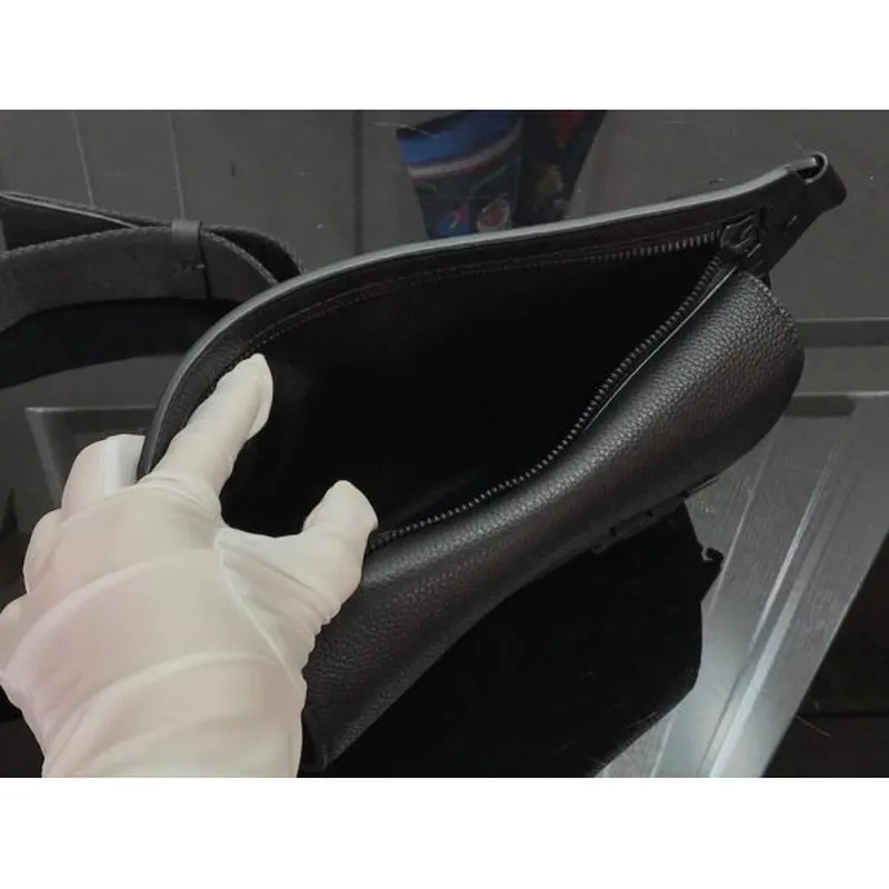 LV M57081 Louis Vuitton Sling Bag Černá zrnitá telecí kůže