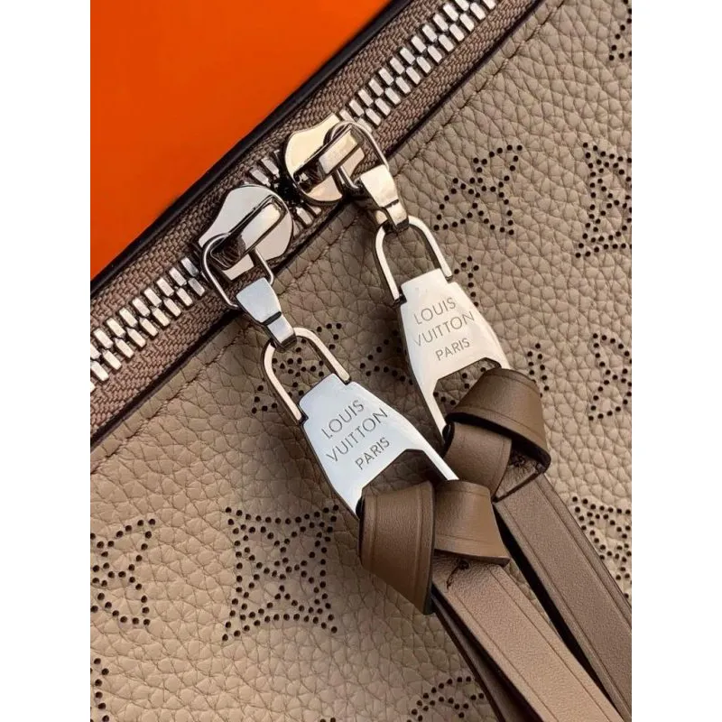 LV M56084 Louis Vuitton M56073 Beaubourg Hobo MM Mahina Galet Šedá