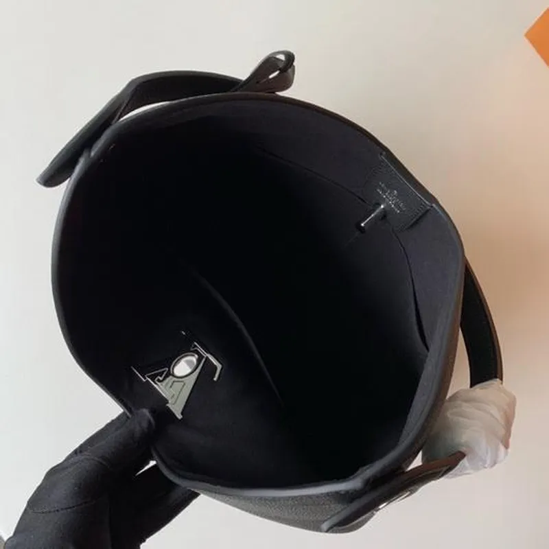 LV M52776 Louis Vuitton Lockme Hobo Bag M44330 Měkká telecí kůže Černá