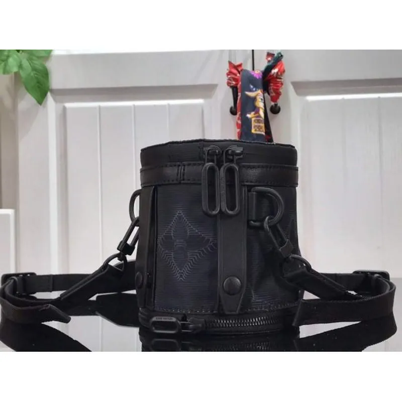 LV M45604 Louis Vuitton 2054 Rozšiřitelná taška Polochon Černá