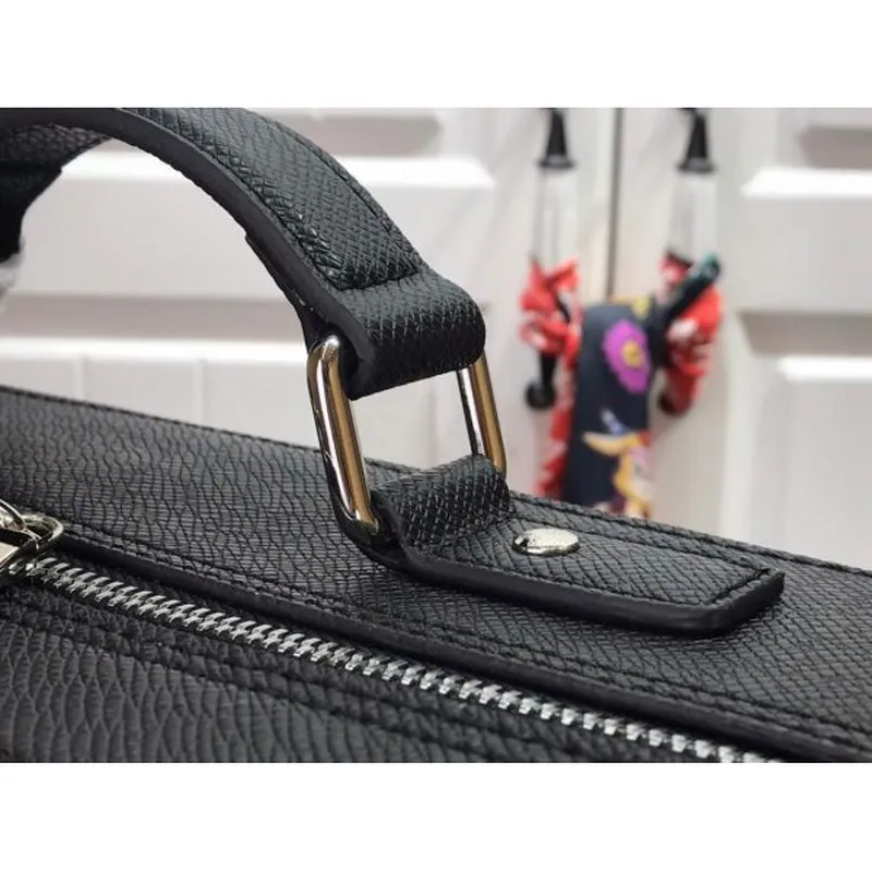 LV M30769 Louis Vuitton Aktovka Batoh Taiga Černá