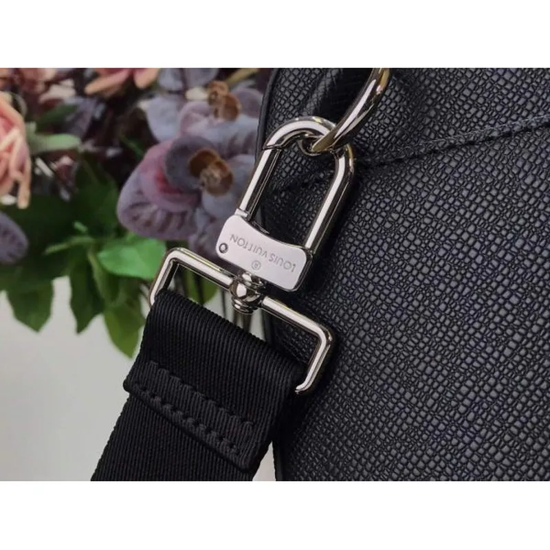 LV M30769 Louis Vuitton Aktovka Batoh Taiga Černá