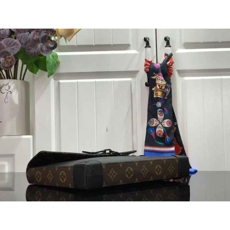 LV M30583 Louis Vuitton Pochette Voyage Steamer Bag Černá