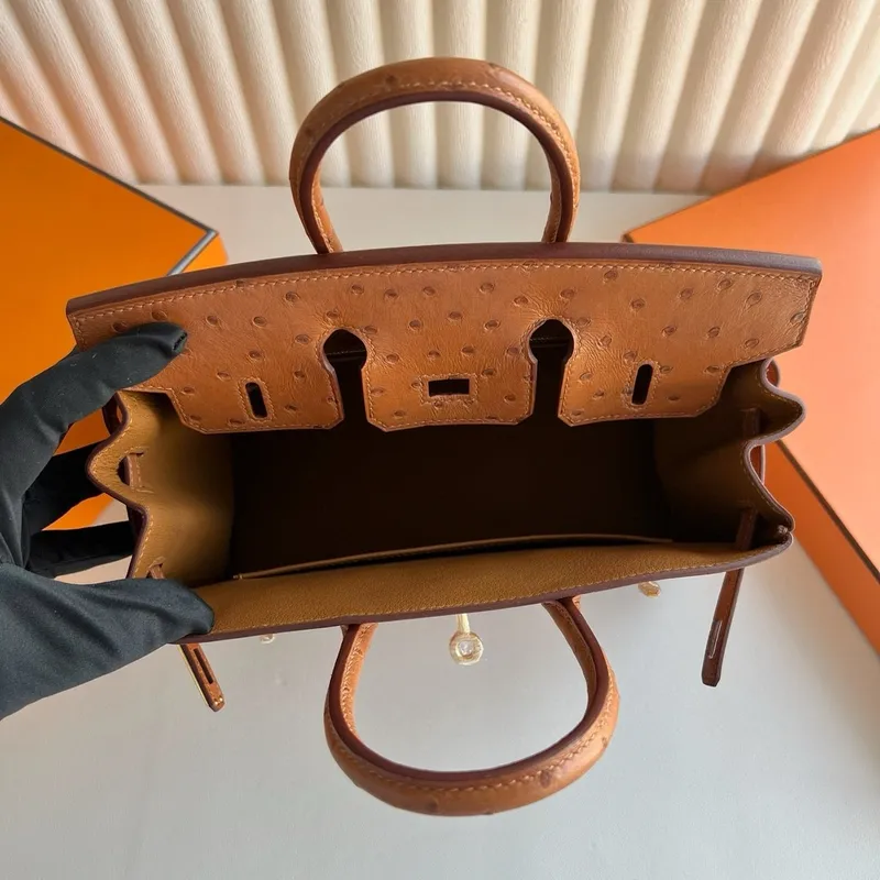 Hermes Birkin 25 Retourne Ručně vyráběná taška z zlaté pštrosí kůže