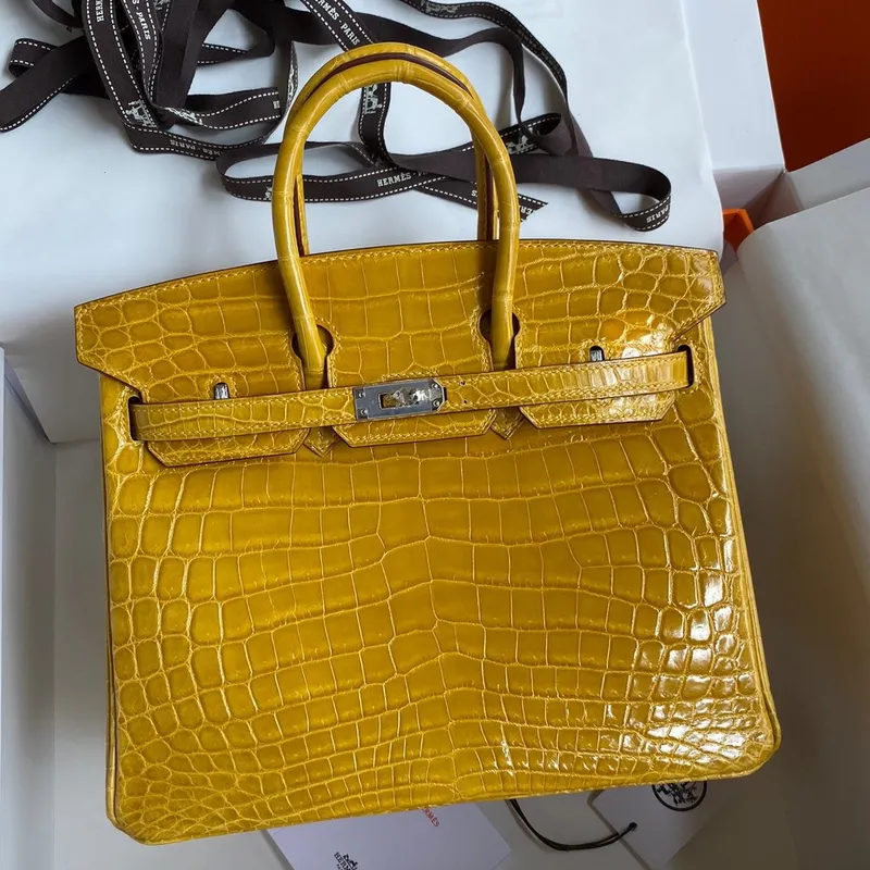 Hermes Birkin 25 Ručně vyráběná taška v žluté krokodýlí kůži Niloticus s lesklým povrchem