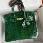 Hermes Birkin 25 Ručně vyráběná taška v malachitové krokodýlí kůži Niloticus s lesklým povrchem