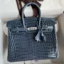 Hermes Birkin 25 Ručně vyráběná taška v modré Tempete krokodýlí kůže Niloticus lesklé.