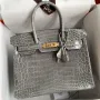 Hermes Birkin 25 Ručně vyráběná taška v Gris Ciment Krokodýl Niloticus Lesklá kůže