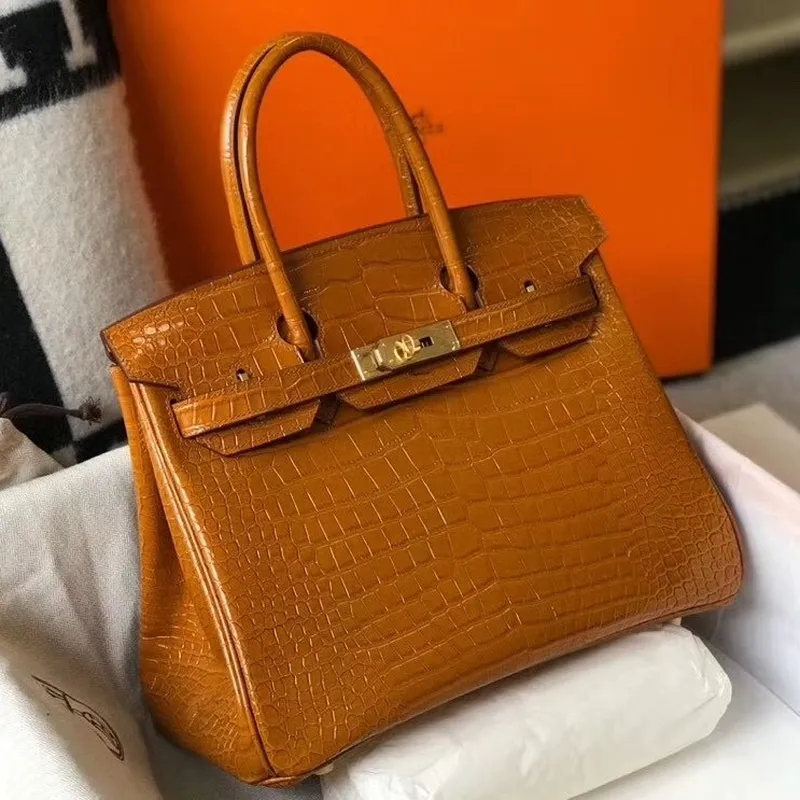 Hermes Birkin 30cm taška v zlaté embosované krokodýlí kůži