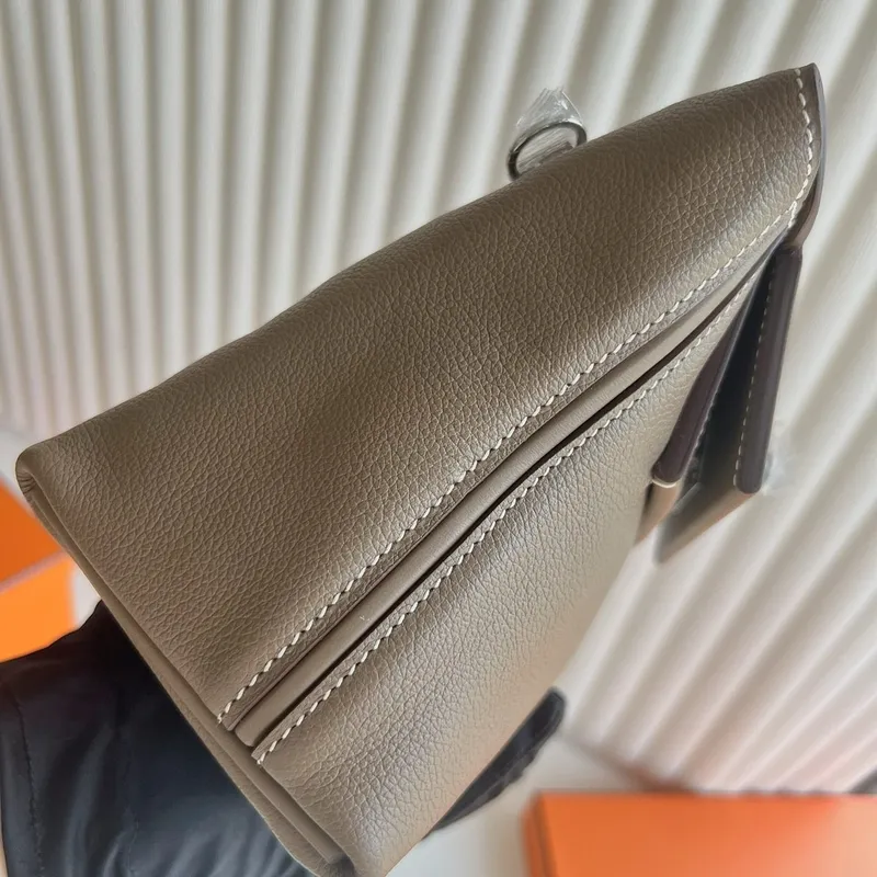 Hermes 24/24 Mini 21 Ručně vyráběná taška v taupe Evercolor kůži