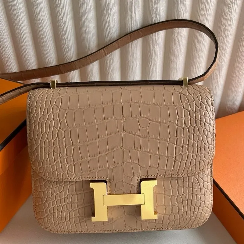 Hermes Constance 18 Ručně vyráběná taška z matné aligátorové kůže v barvě chai