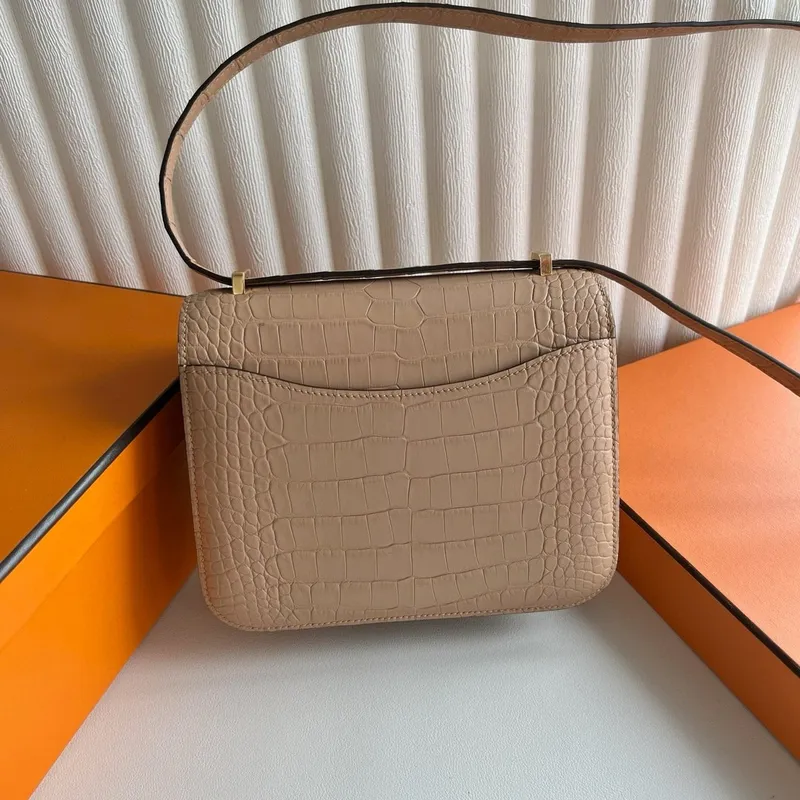 Hermes Constance 18 Ručně vyráběná taška z matné aligátorové kůže v barvě chai