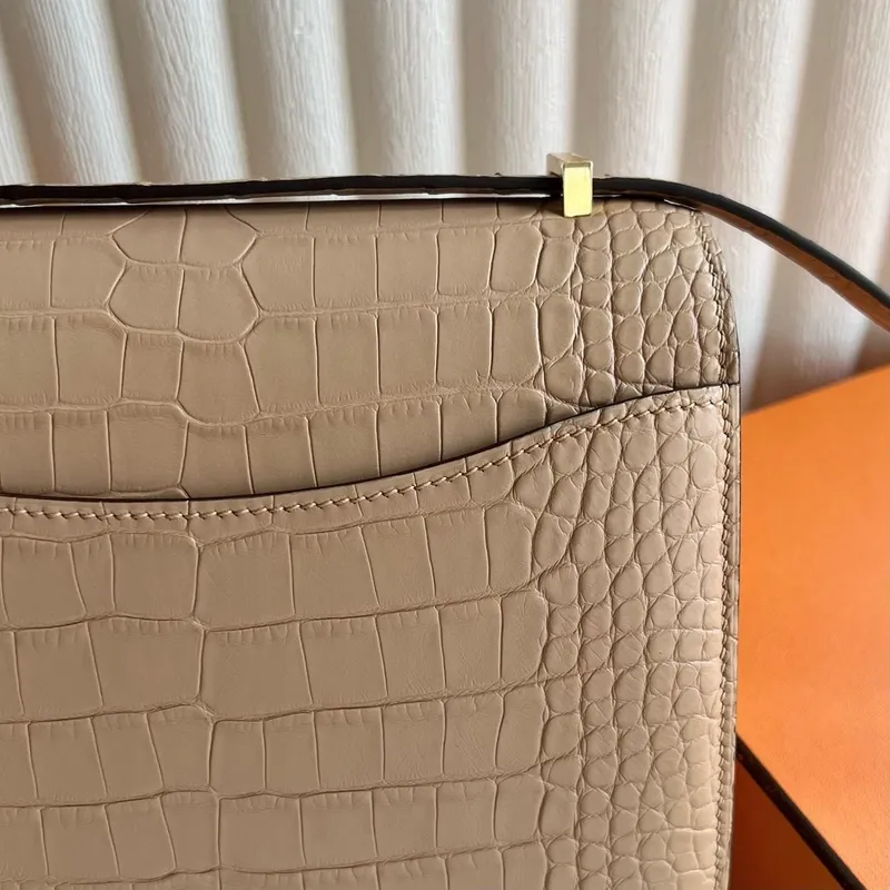 Hermes Constance 18 Ručně vyráběná taška z matné aligátorové kůže v barvě chai