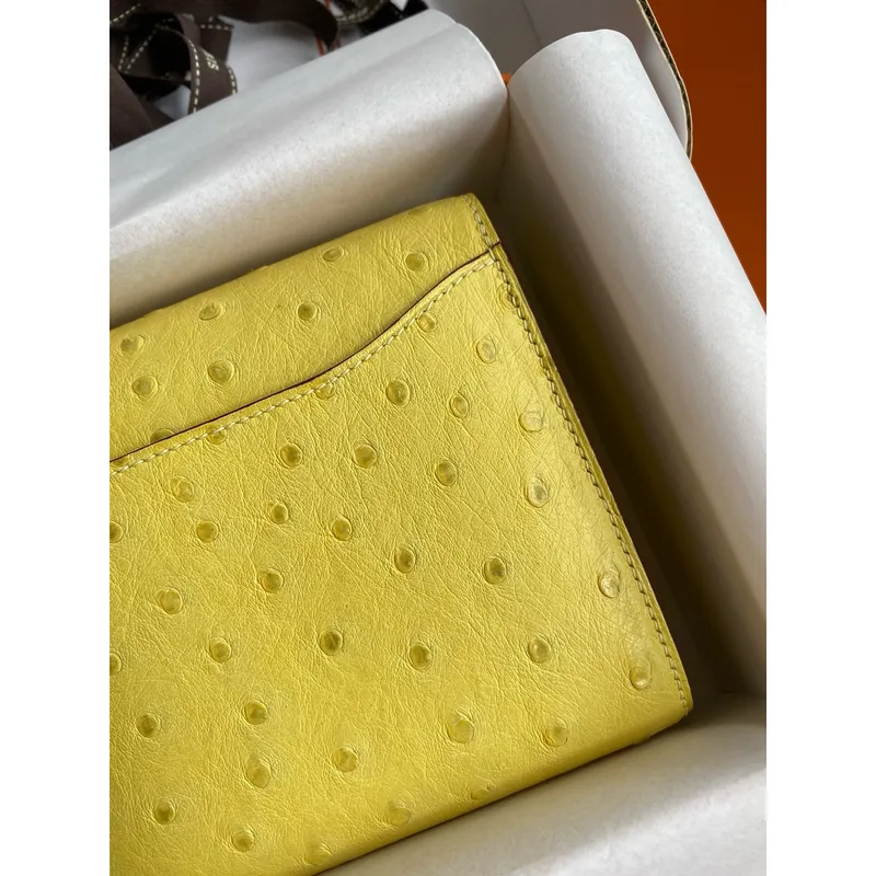 Hermes Constance To Go peněženka v limetkově zelené pštrosí kůži