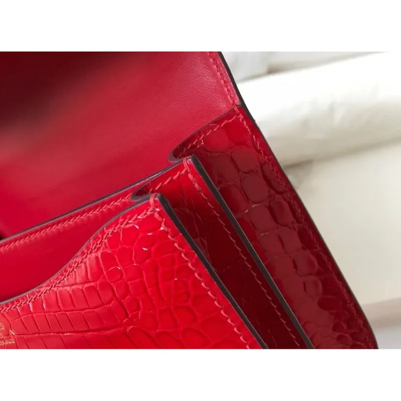 Hermes Constance 18cm Taška v červeném embosovaném krokodýlím vzoru