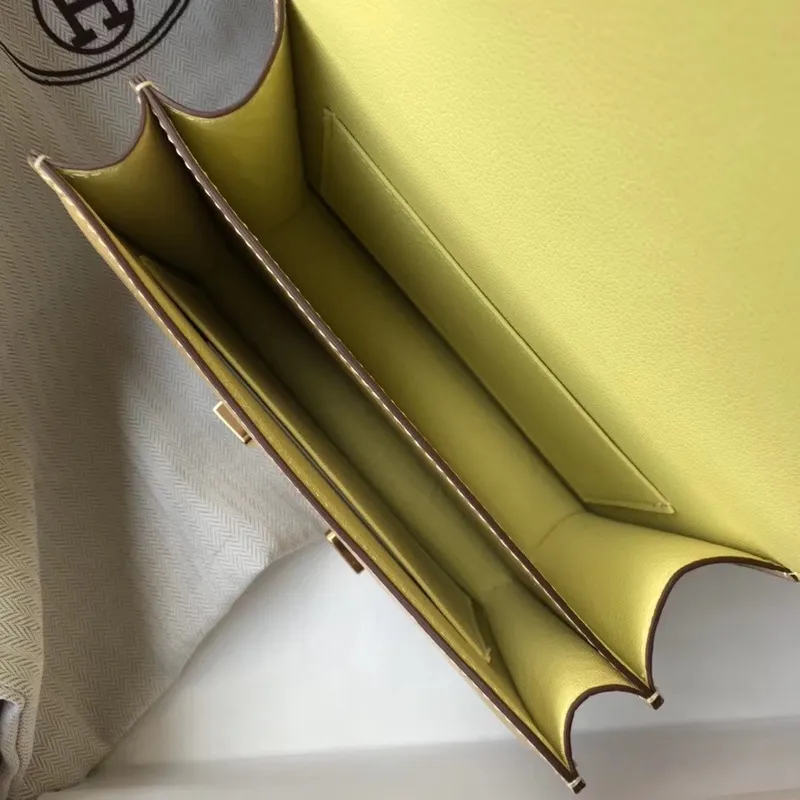 Kabelka Hermes Constance 18 cm v barvě Jaune Poussin s embosovaným krokodýlem