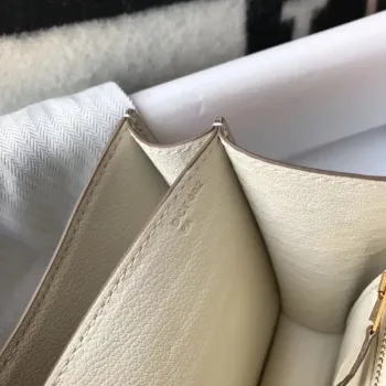 Kabelka Hermes Constance 24 cm v bílé embosované krokodýlí kůži