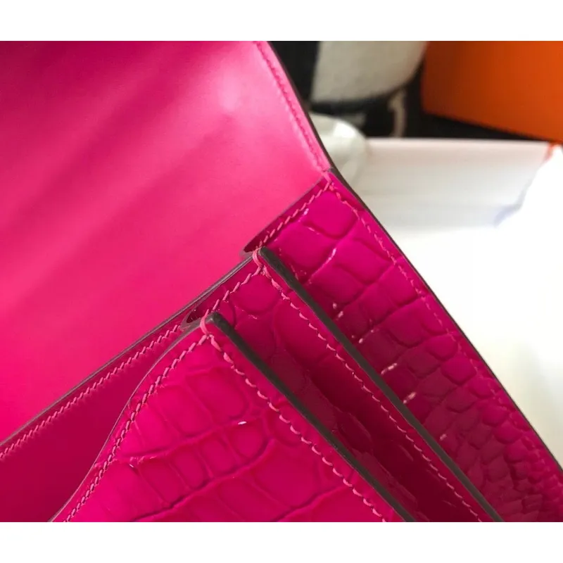 Taška Hermes Constance 24cm v růžové červené barvě s embosovaným krokodýlem