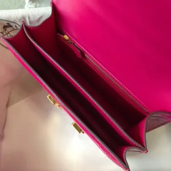 Taška Hermes Constance 24cm v růžové červené barvě s embosovaným krokodýlem
