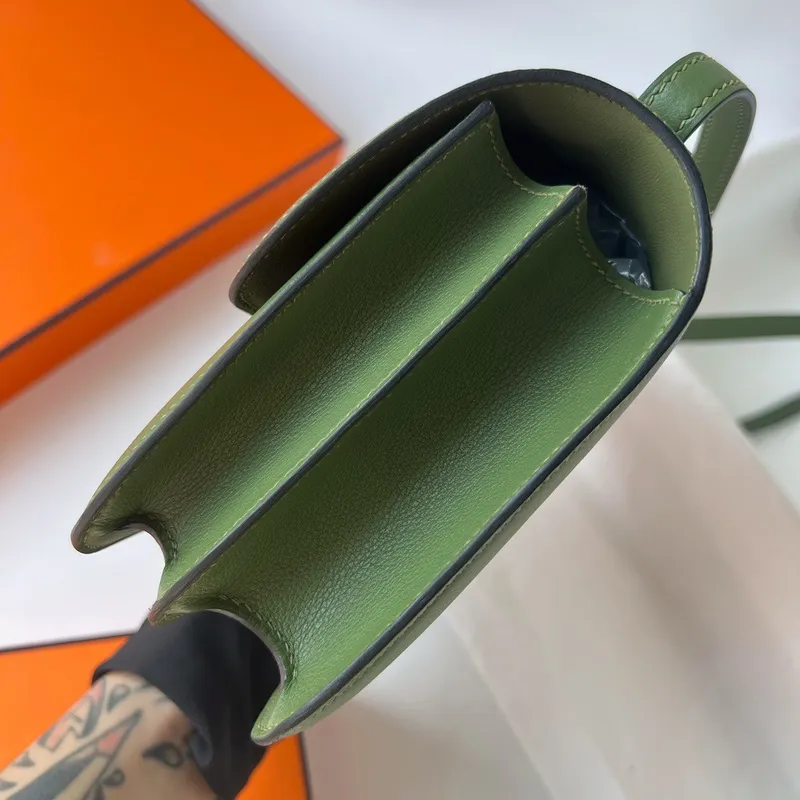 Kabelka Hermes Constance Elan ručně vyrobená z kůže Evercolor Calfskin v odstínu Canopee