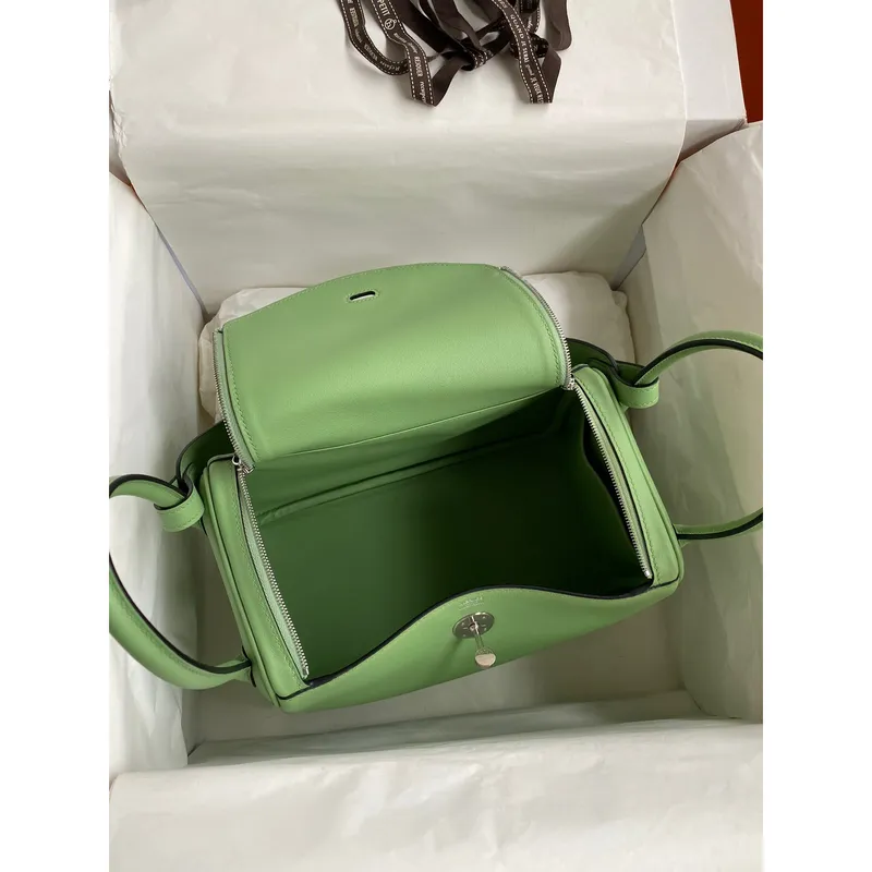 Hermes Lindy 26 Ručně vyráběná taška v barvě Vert Cypres z hladké telecí kůže