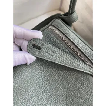 Hermes Lindy 26 Ručně vyráběná taška v kůži Clemence ve odstínu Vert Amande