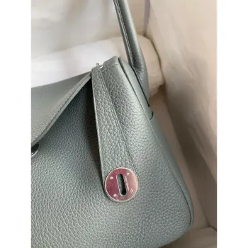 Hermes Lindy 26 Ručně vyráběná taška v kůži Clemence ve odstínu Vert Amande
