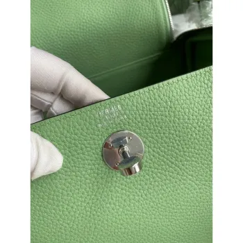 Hermes Lindy 26 Ručně vyráběná taška v kůži Clemence v odstínu Vert Cypres
