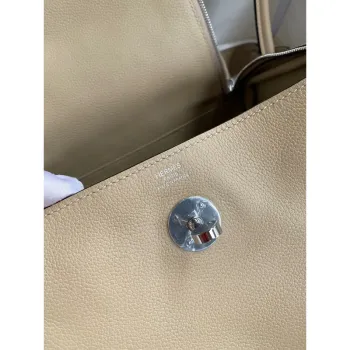 Hermes Lindy 26 Ručně vyráběná taška z kůže Evercolor v barvě trench