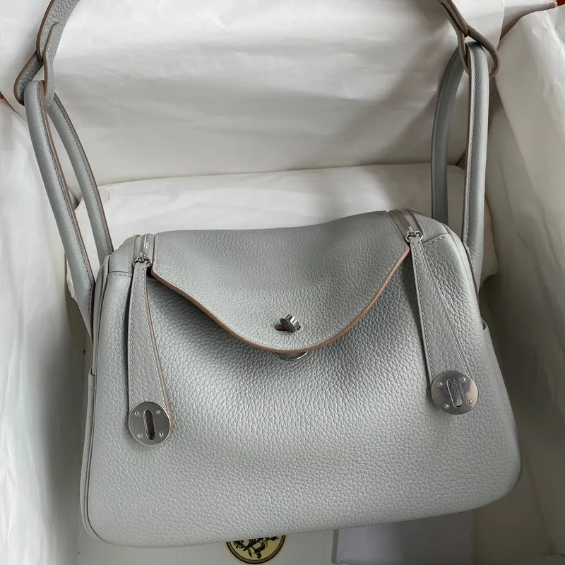 Hermes Lindy 26 Ručně vyráběná taška v modré ledovcové kůži Clemence