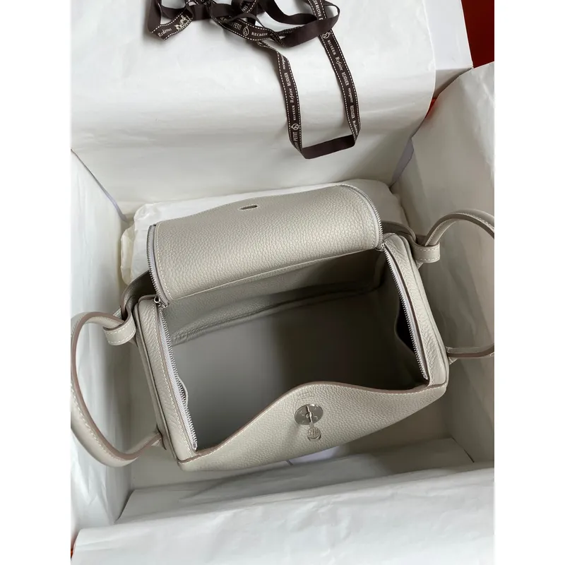 Hermes Lindy 26 Ručně vyráběná taška v perleťově šedé kůži Clemence