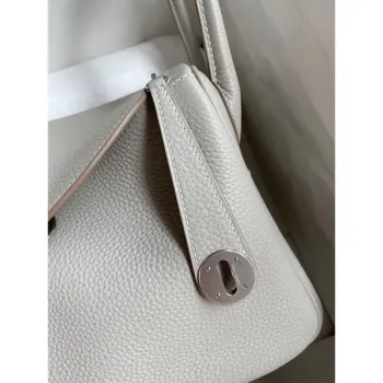 Hermes Lindy 26 Ručně vyráběná taška v perleťově šedé kůži Clemence