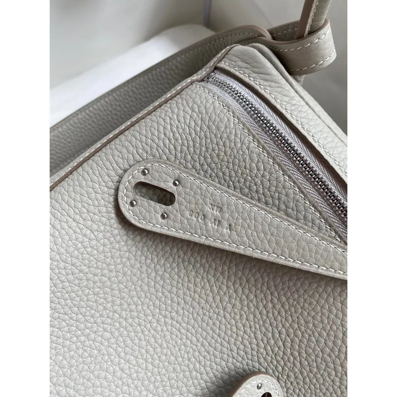Hermes Lindy 26 Ručně vyráběná taška v perleťově šedé kůži Clemence