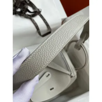 Hermes Lindy 26 Ručně vyráběná taška v perleťově šedé kůži Clemence