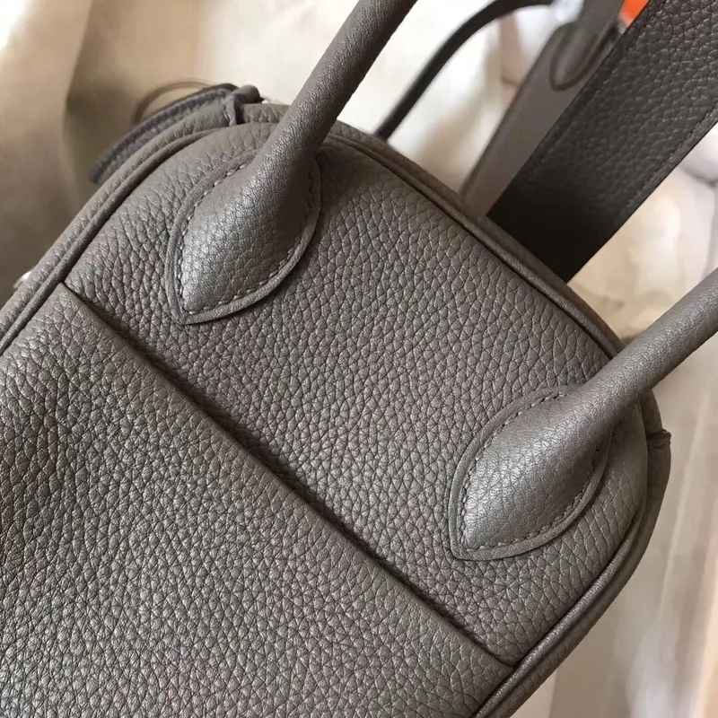 Hermes Gris Mouette Lindy 26cm Clemence Ručně vyráběná taška